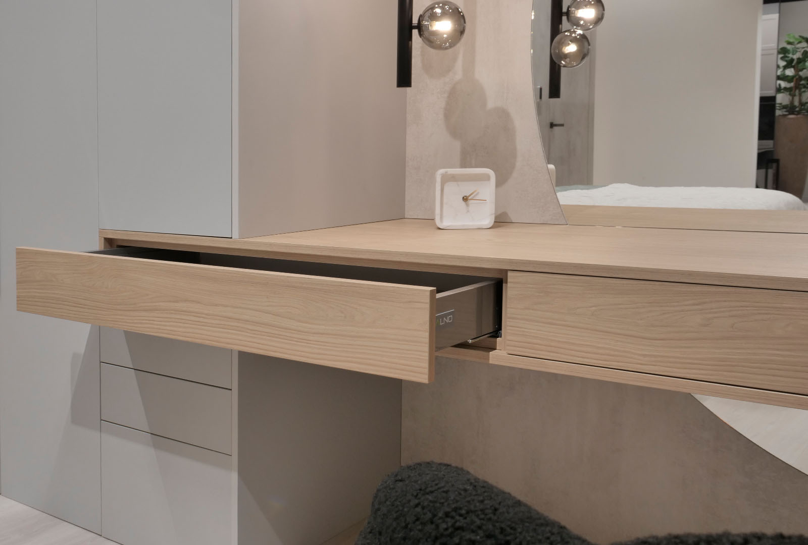 Interier_Svetlosivy_matt_dub_casella_prirodny_chromix_biely (13)